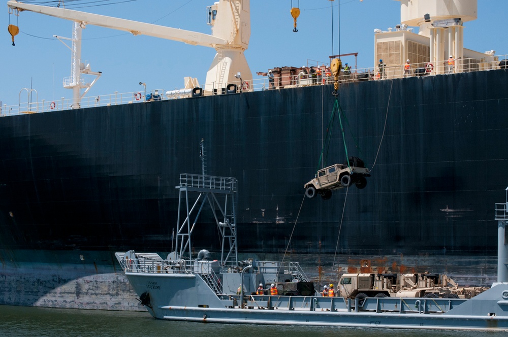 Soldiers, Sailors practice joint-service seaport loading