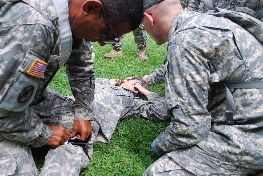 Soldiers apply tourniquet at Operation Sustainment Warrior as part of combat lifesaver training