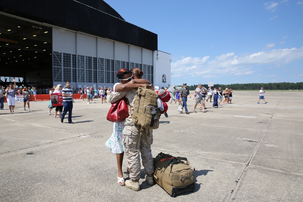 Operation Homecoming reunites Marines, Sailors with families