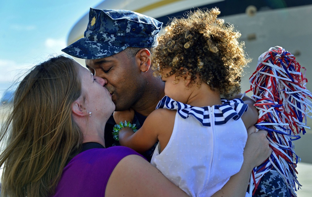 USS Freedom (LCS 1) Crew 102 homecoming