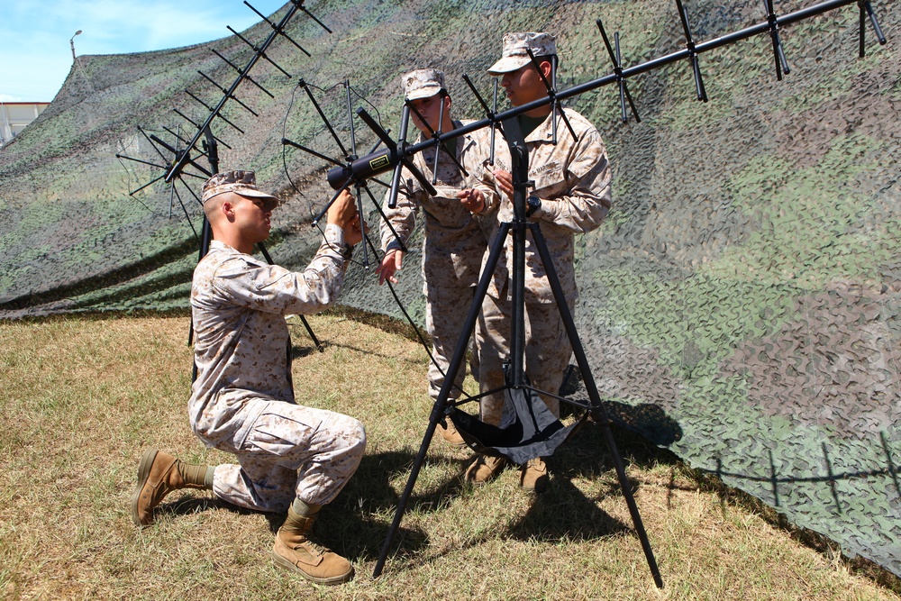 Communication Marines hone craft during exercise
