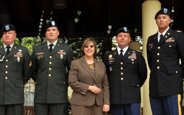 5 members of Joint Task Force-Bravo receive award for heroism