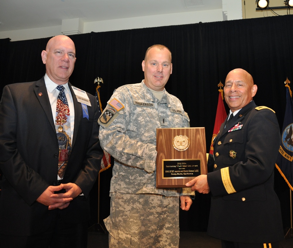 368th Military Intelligence Battalion, Analysis and Control Element recieves award