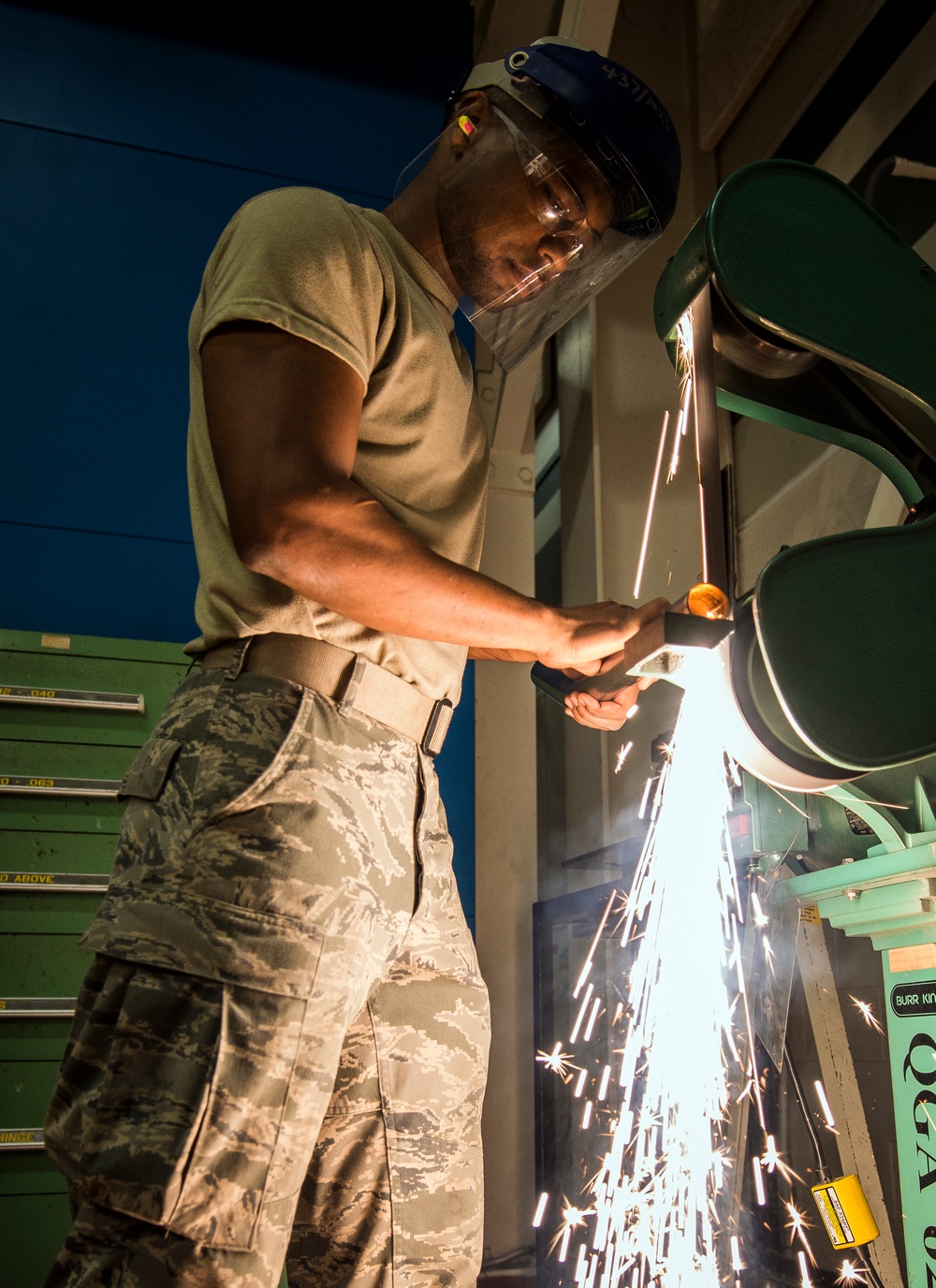Cutting edge airmen perform maintenance