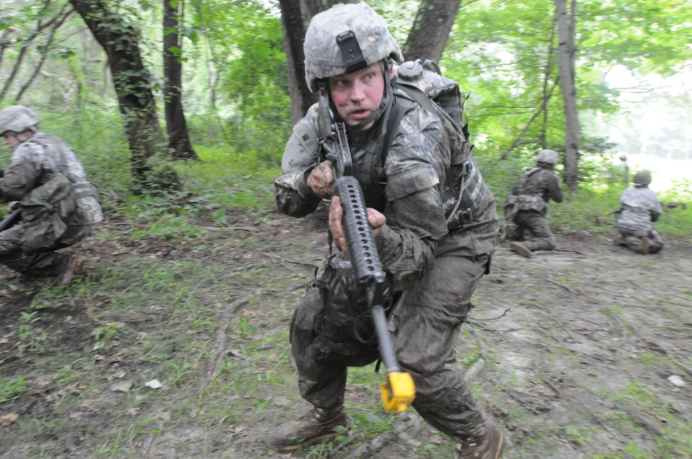 OSW soldier pulls security during litter obstacle course