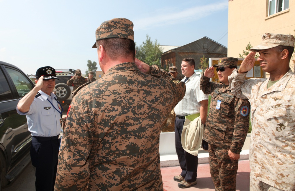 Japan's top general visits multinational troops during Khaan Quest 2013