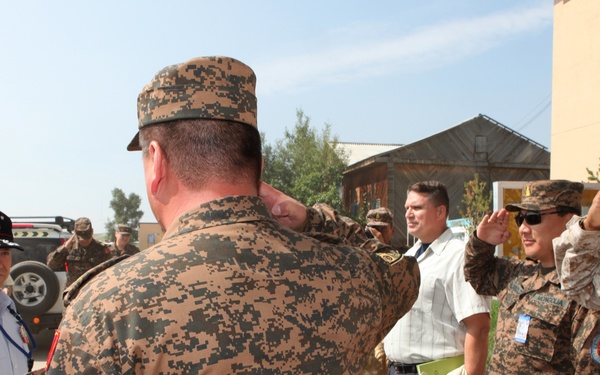 Japan's top general visits multinational troops during Khaan Quest 2013