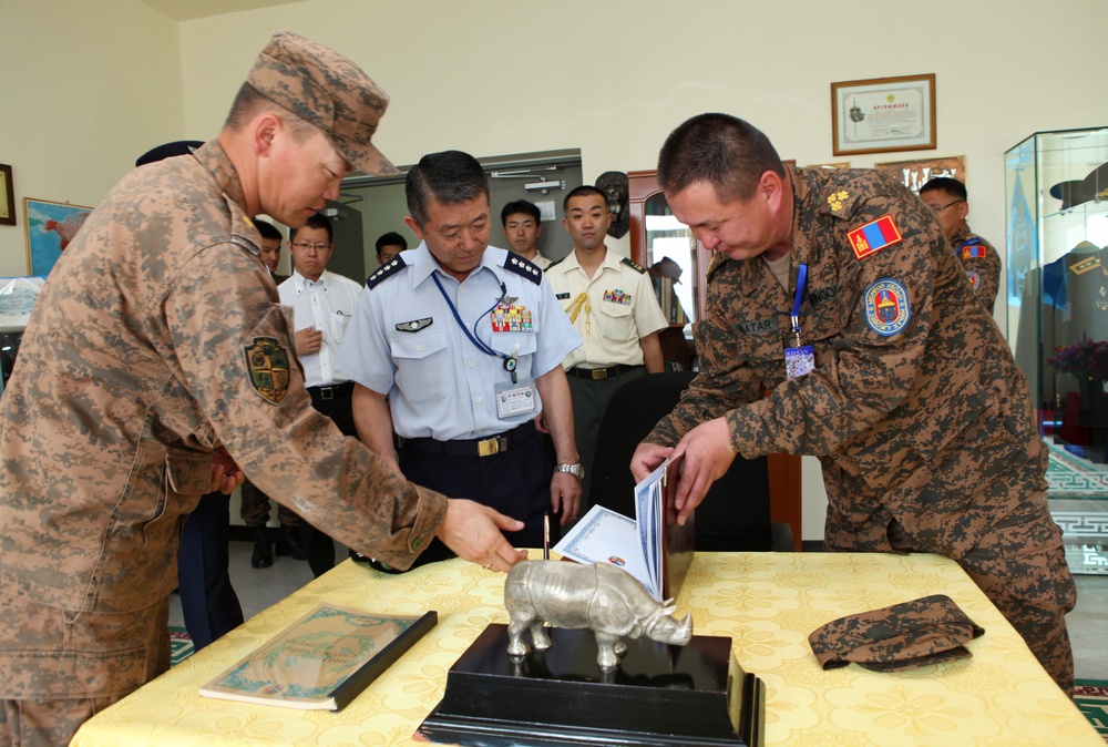 Japan's top general visits multinational troops during Khaan Quest 2013