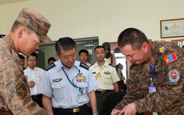 Japan's top general visits multinational troops during Khaan Quest 2013