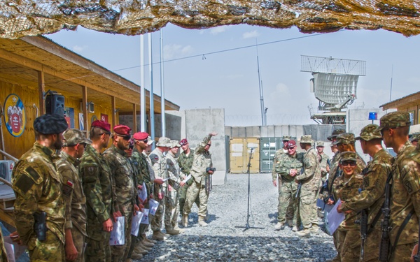 US soldiers receive Polish marksmanship badges