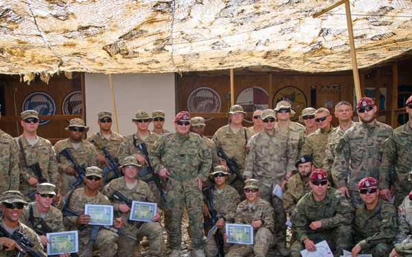 US soldiers receive Polish marksmanship badges