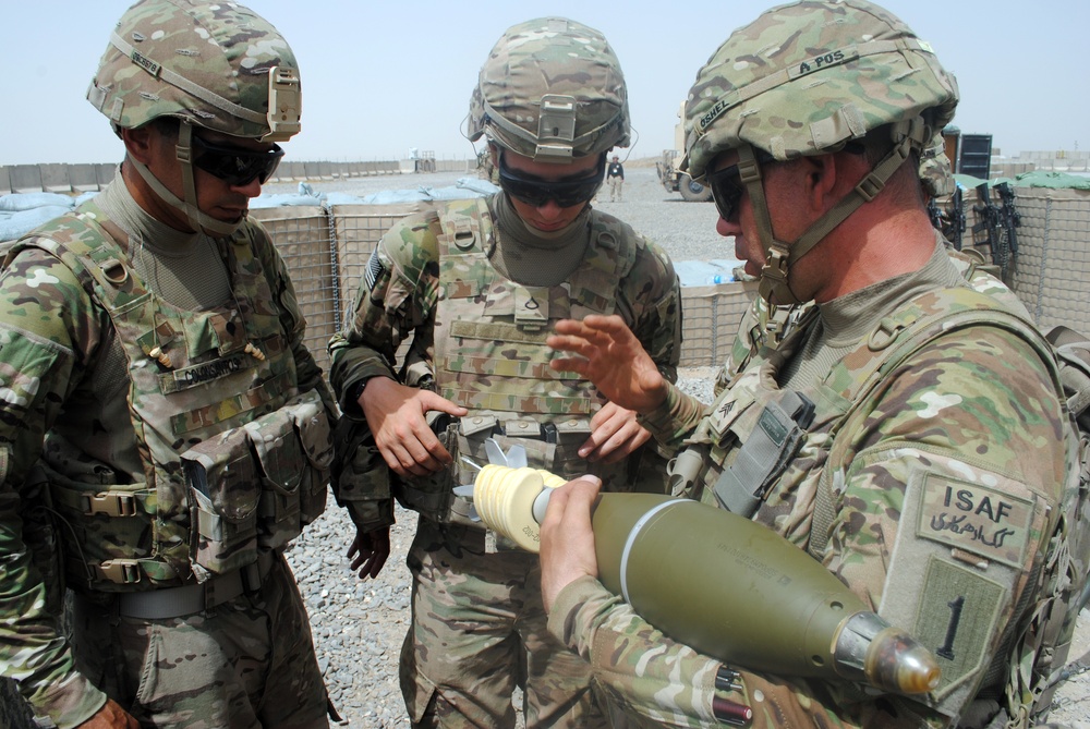 US soldiers conduct mortar fire exercise