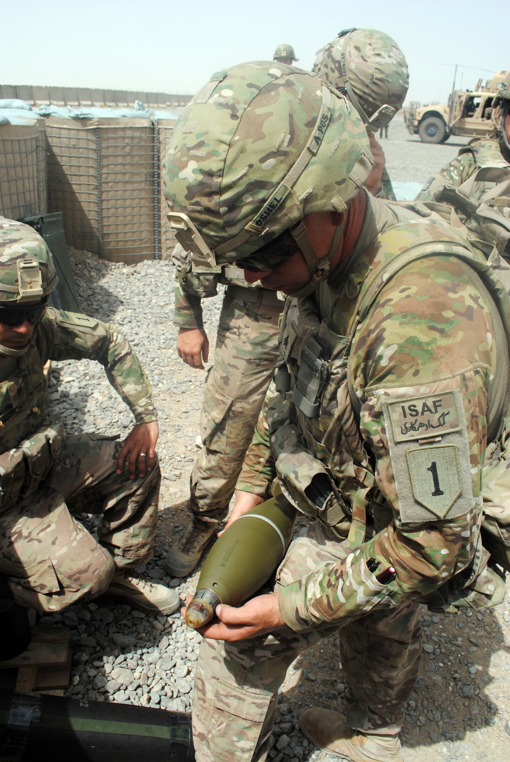 US soldiers conduct mortar fire exercise