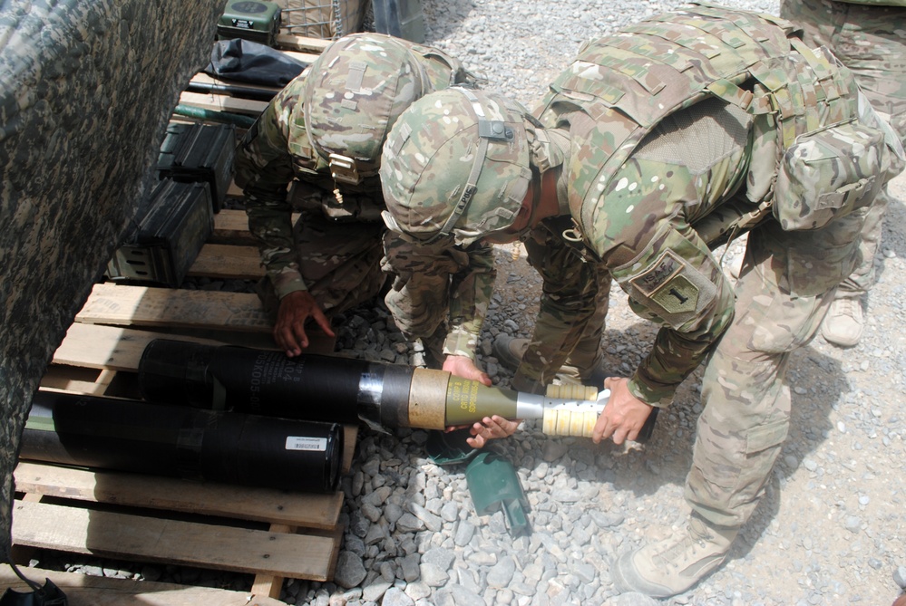 US soldiers conduct mortar fire exercise