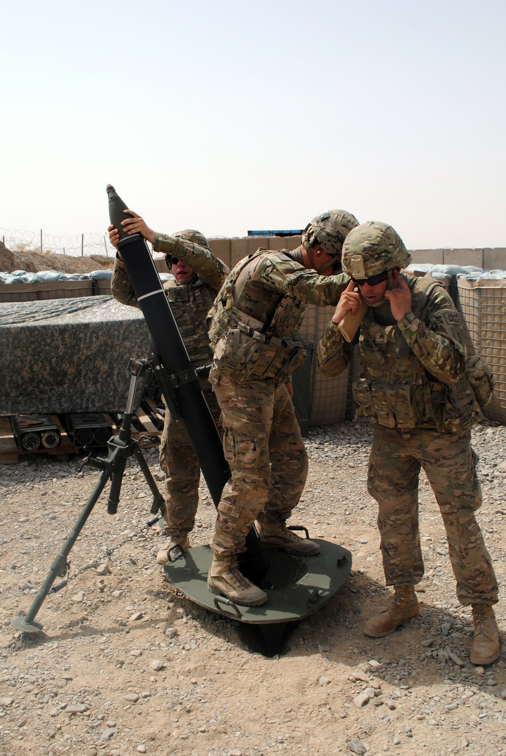 US soldiers conduct mortar fire exercise