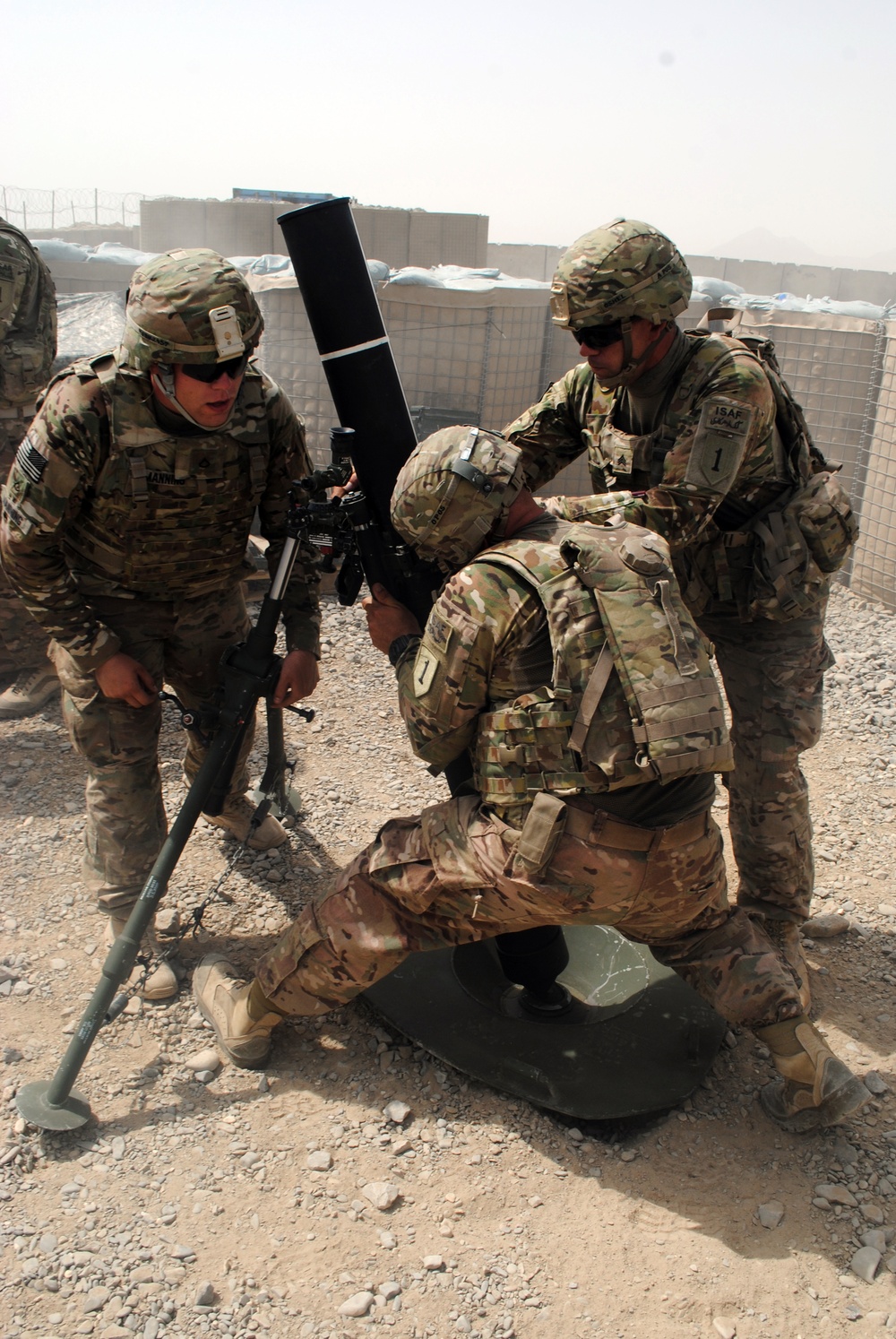 US soldiers conduct mortar fire exercise