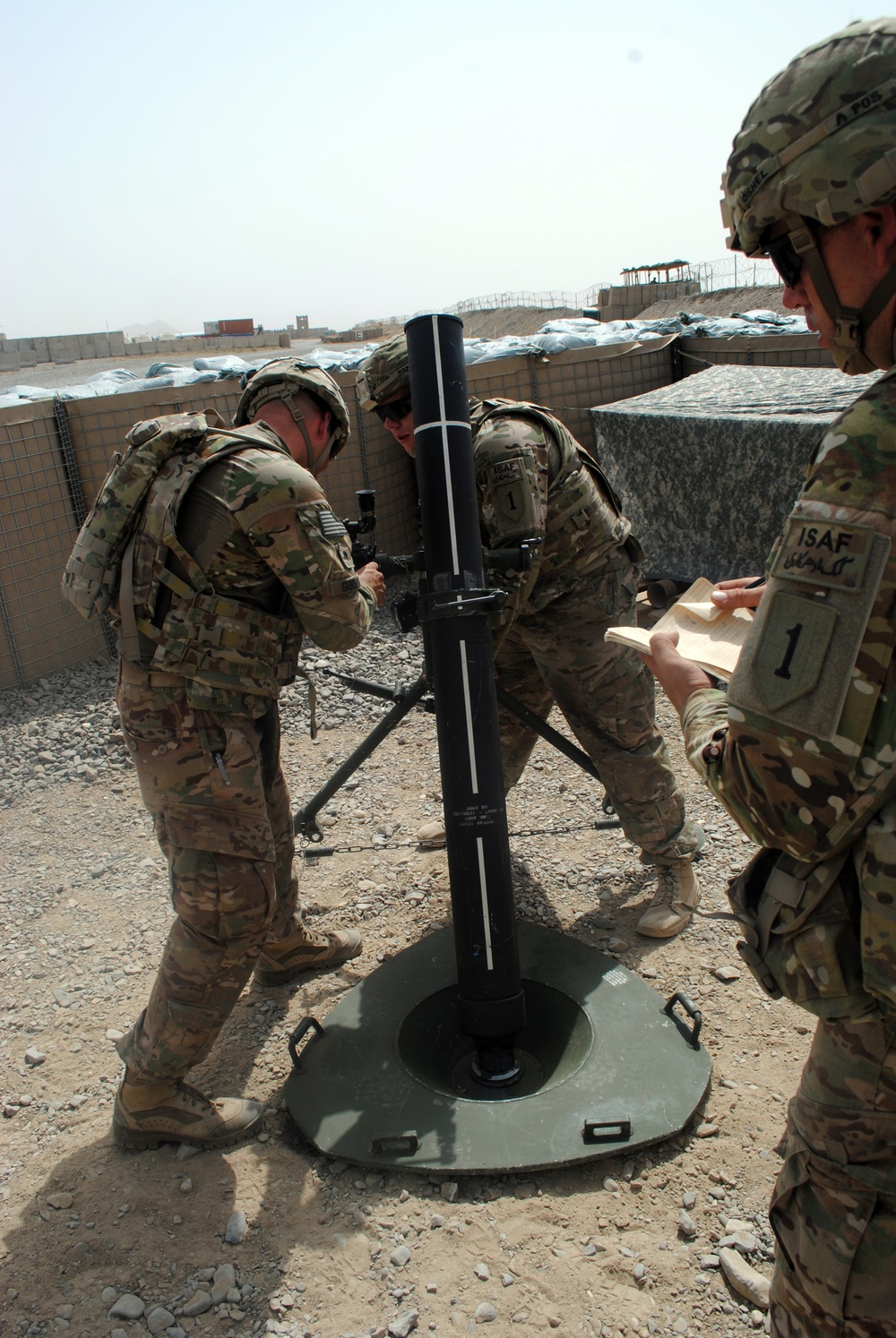 US soldiers conduct mortar fire exercise