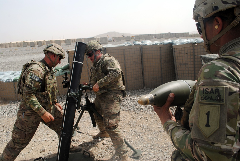 US soldiers conduct mortar fire exercise