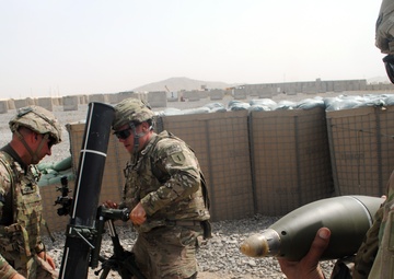 US soldiers conduct mortar fire exercise