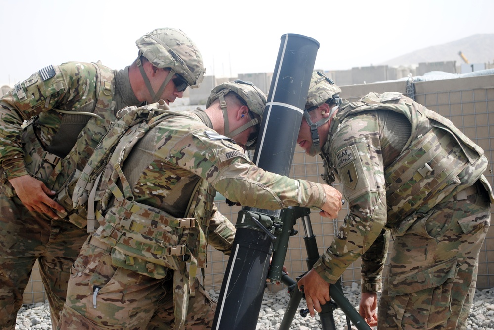 US soldiers conduct mortar fire exercise