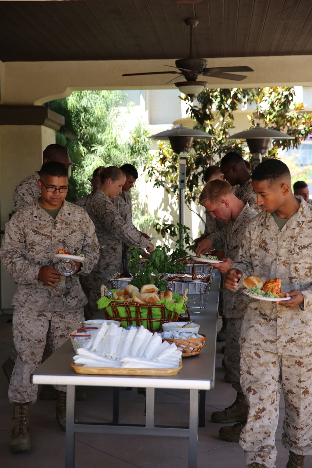 Generals honor MWSS-373 Marines for supporting homeless vets