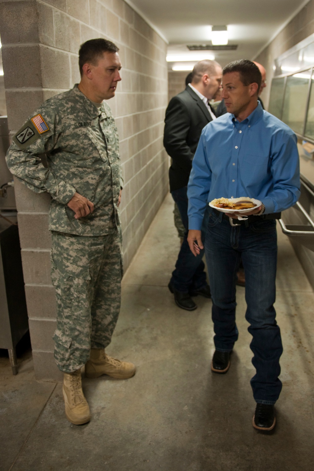 Rep. Mullin visits Oklahoma soldiers
