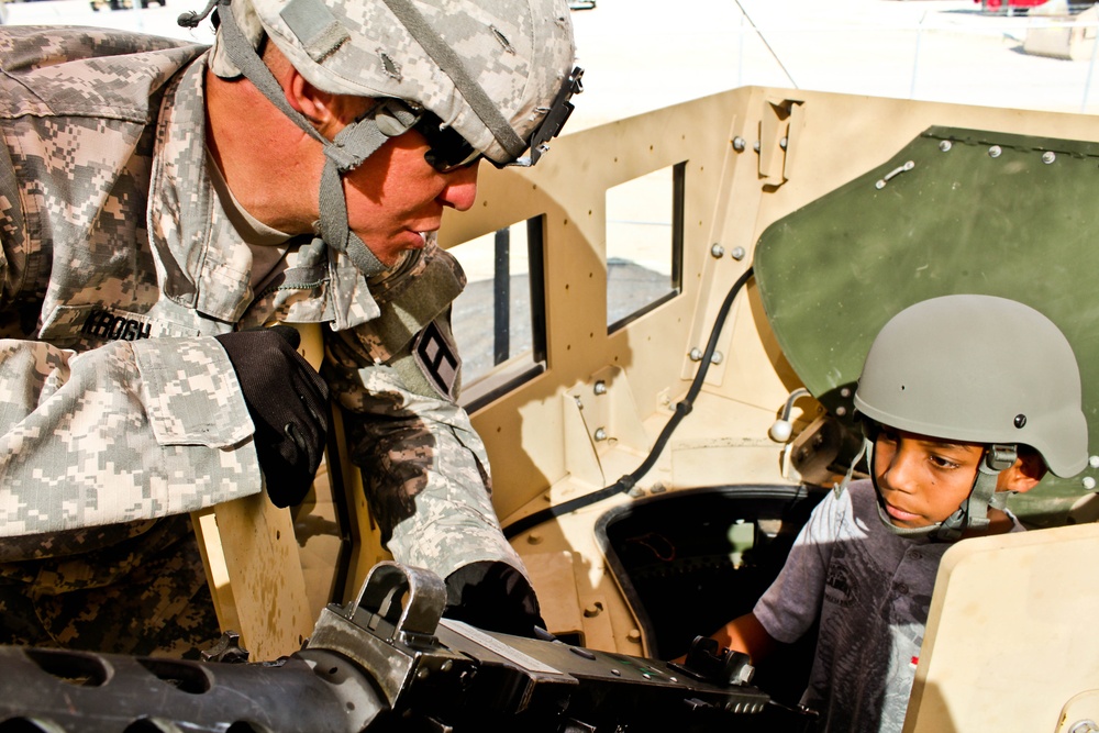 Annual Dagger Day shows families how soldiers train for war