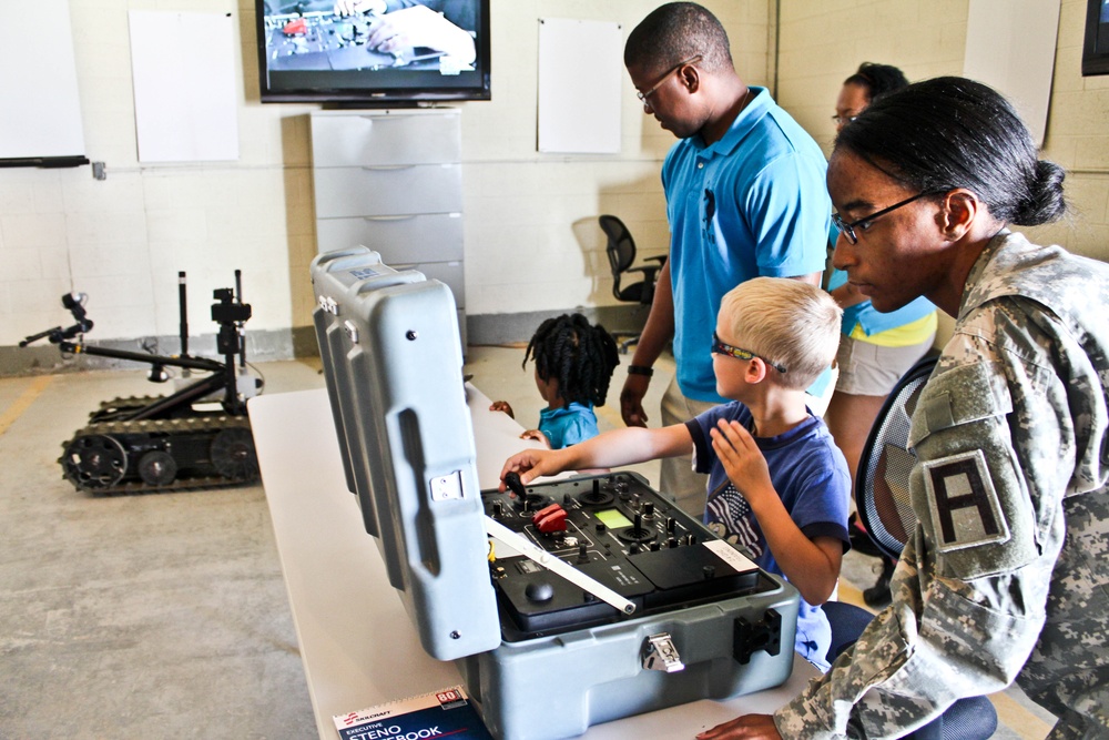 Annual Dagger Day shows families how soldiers train for war