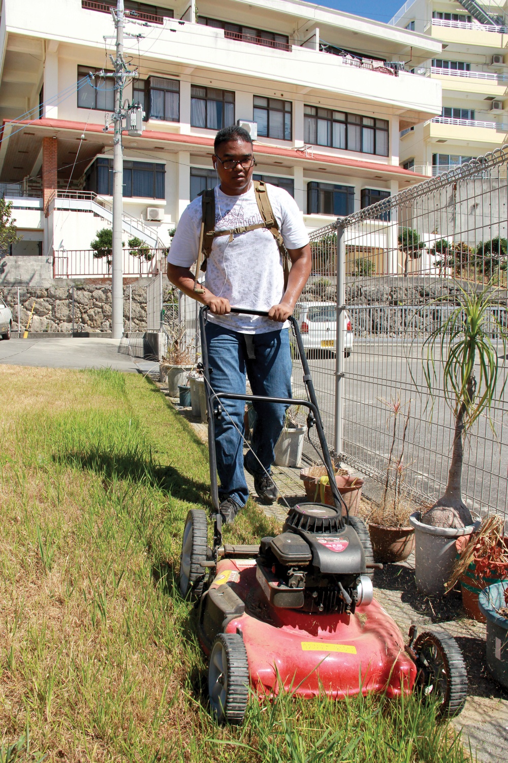 Marines beautify home for elderly