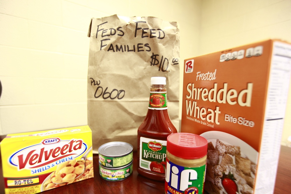 Marines, Sailors donate food for Feds Feed Families