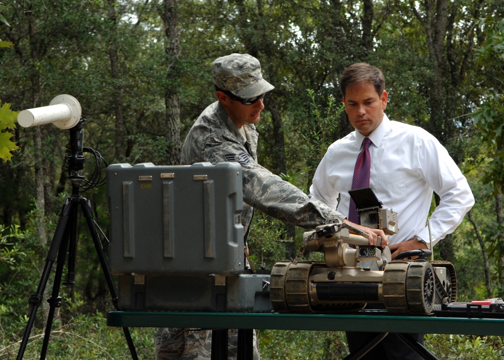 How EOD technicians use robots