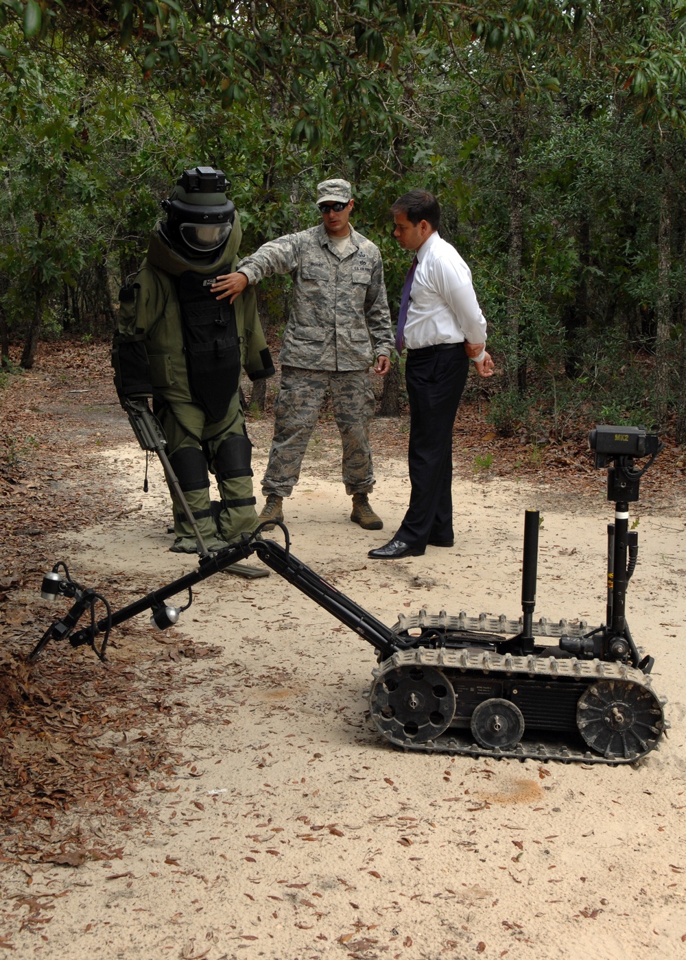 How EOD technicians use robots