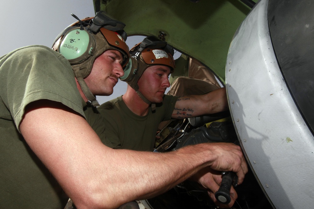 VMM-165 Conducts Maintenance