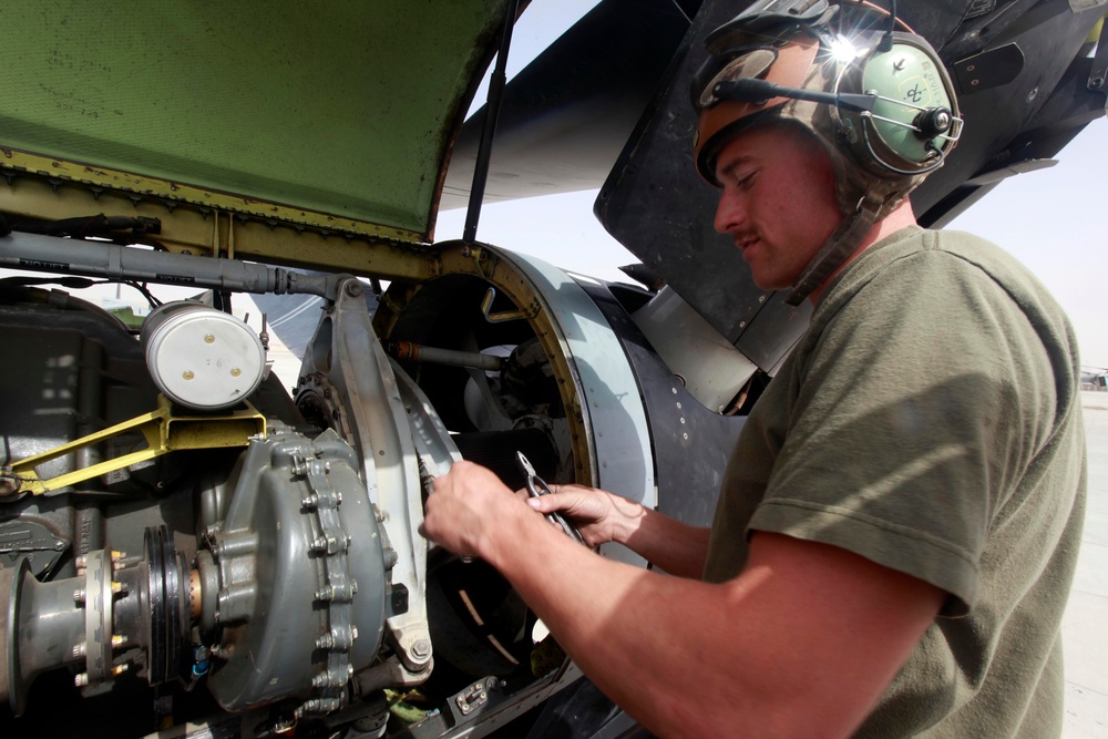 VMM-165 Conducts Maintenance