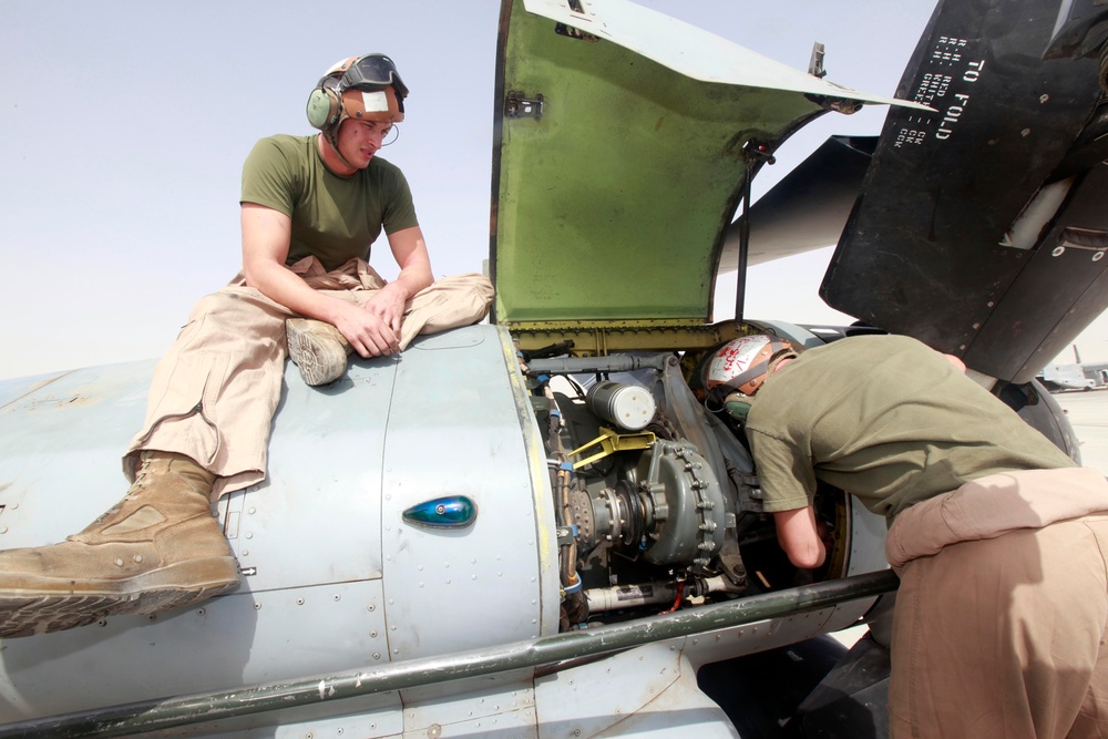 VMM-165 Conducts Maintenance