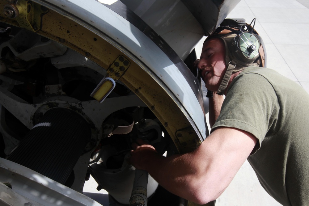 VMM-165 Conducts Maintenance