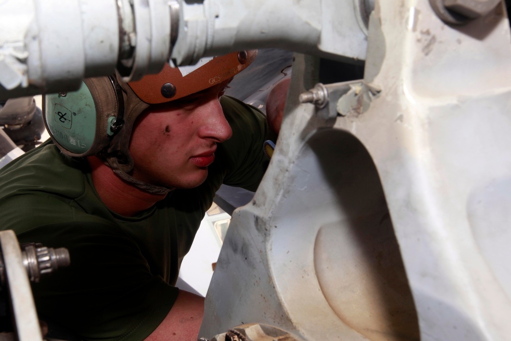 VMM-165 Conducts Maintenance