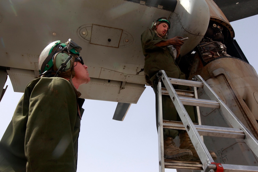 VMM-165 Conducts Maintenance