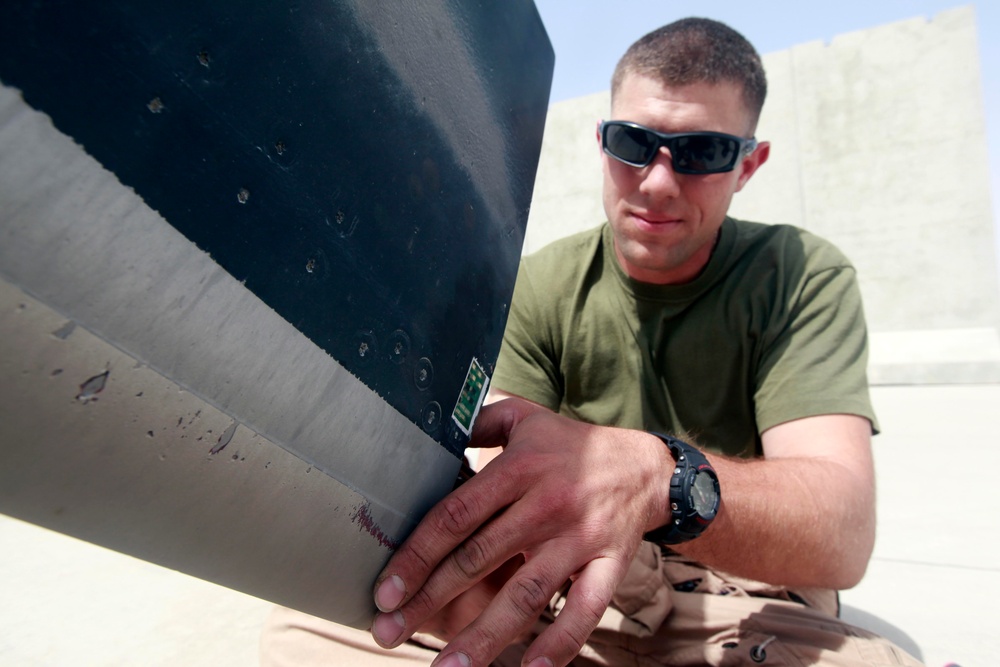 VMM-165 Conducts Maintenance