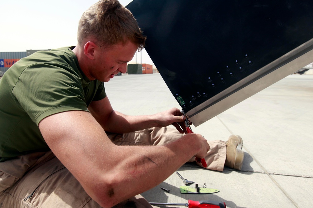 VMM-165 Conducts Maintenance