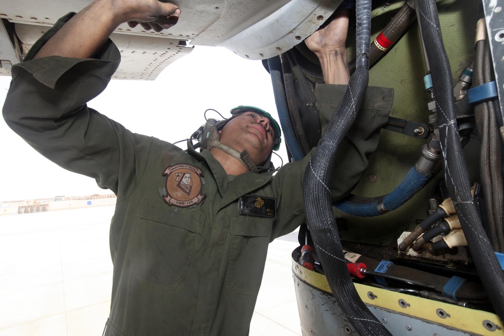 VMM-165 Conducts Maintenance on MV-22 Osprey