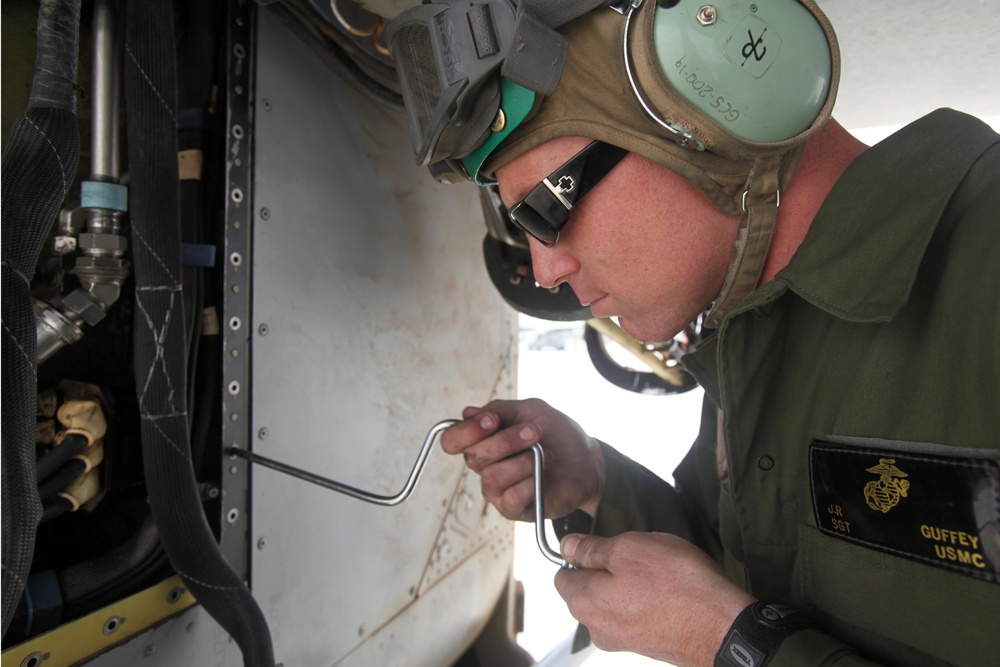 VMM-165 Conducts Maintenance on MV-22 Osprey