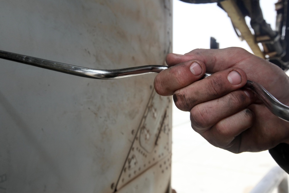 VMM-165 Conducts Maintenance on MV-22 Osprey