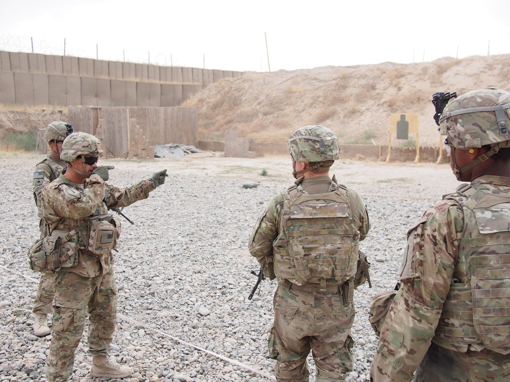 DVIDS - Images - Sgt. 1st Class Richards instructs soldiers from his ...