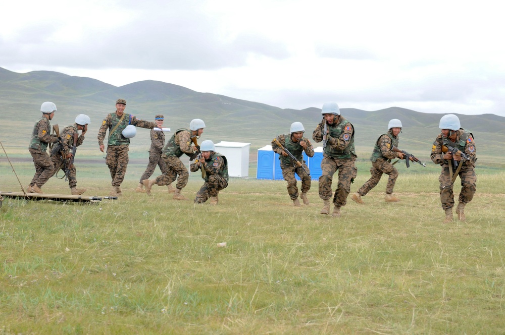 Multinational forces receive first aid training in Mongolia