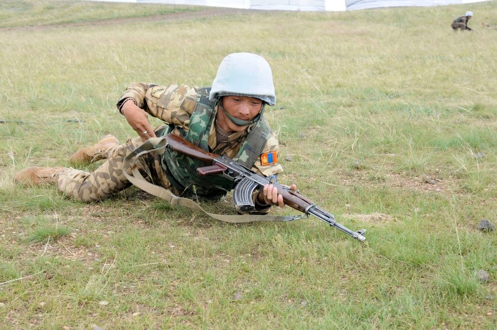 Multinational forces receive first aid training in Mongolia