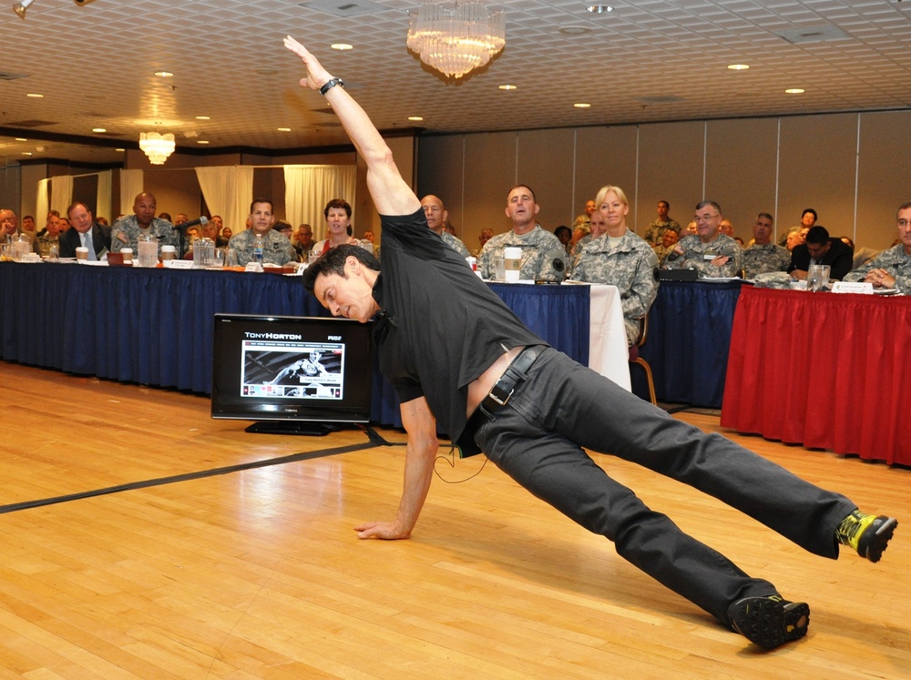 Tony Horton speaks with Army Reserve senior leadership