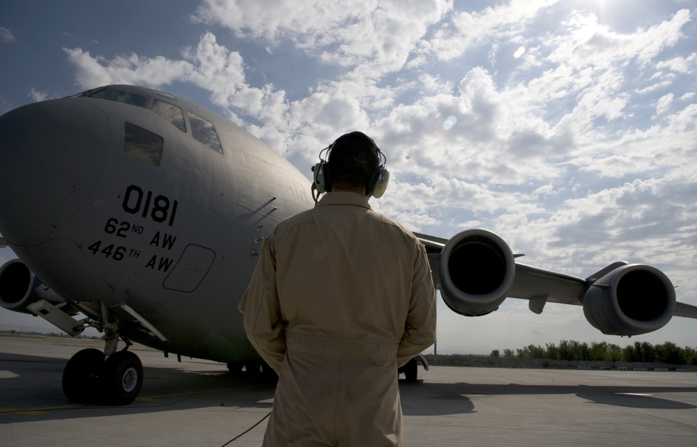 C-17 crew brings warfighters home
