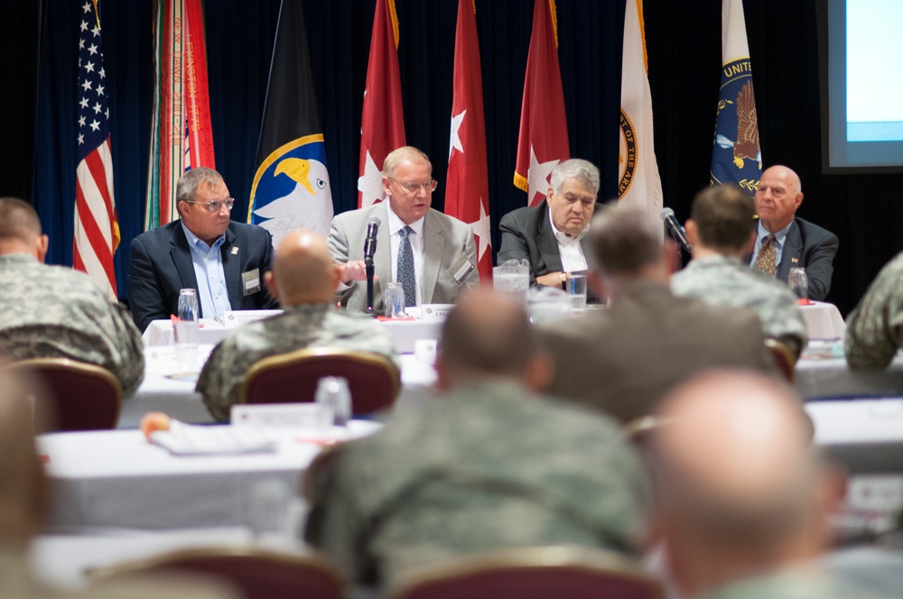 Past US Army Reserve chiefs share knowledge with current leaders