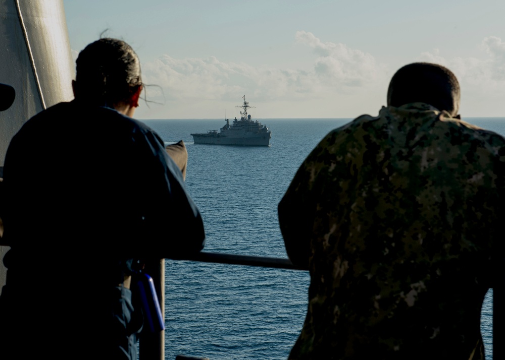 USS Bonhomme Richard's replenishment with USS Denver